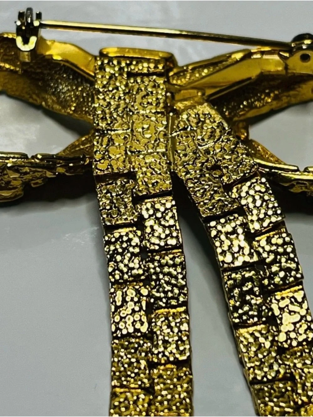 1980 Vintage Bow Ribbon Brooch Pin Gold Tone Nugget Textured Articulated Tail
